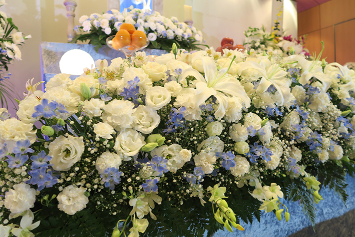 白と青い花で飾られた祭壇の写真