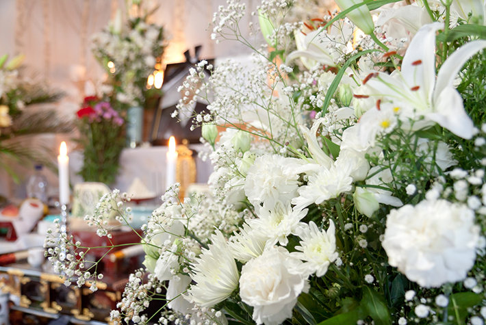 祭壇の白い花の写真