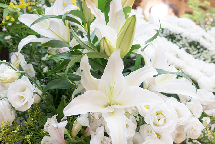 祭壇に飾られた白い花々の写真