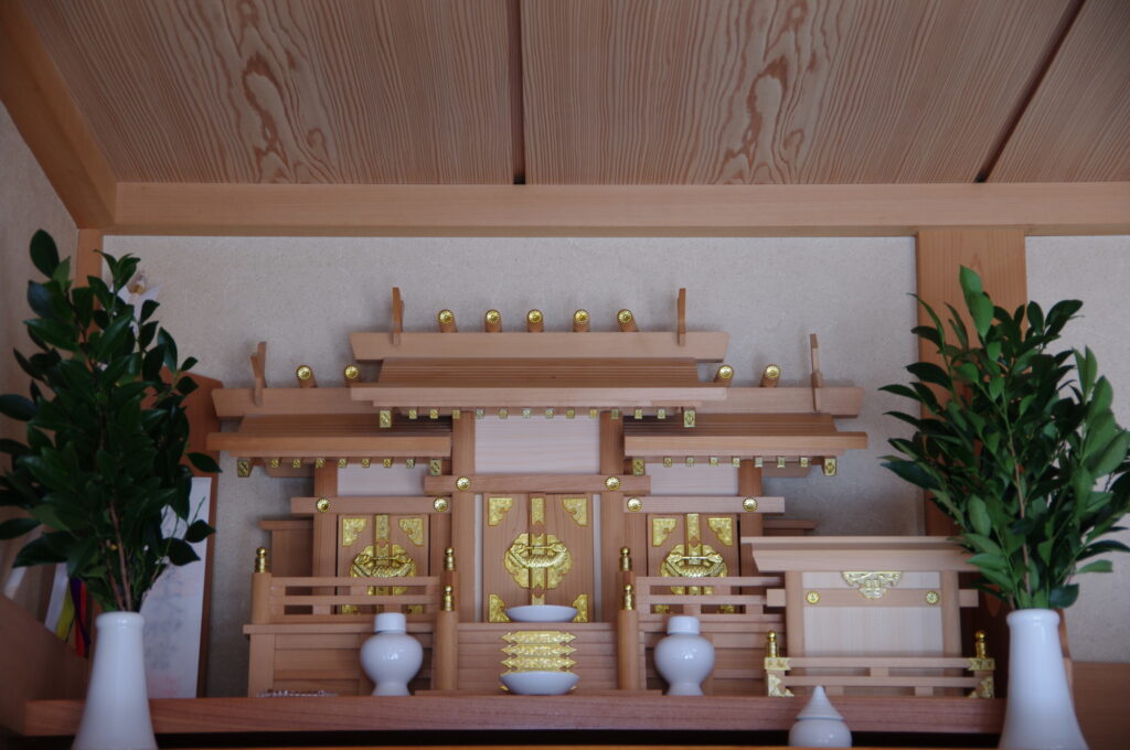 仏壇と神棚の違いとは？安置場所や方角など詳しく解説