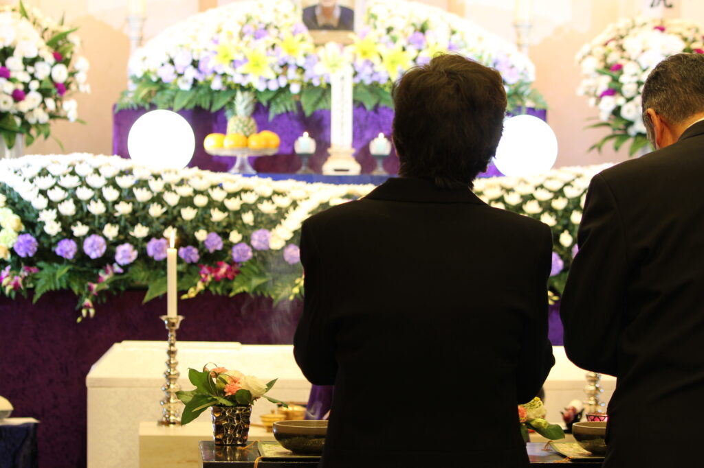コロナ禍の葬儀で「自宅家族葬」が増加。広い部屋がなくても大丈夫？