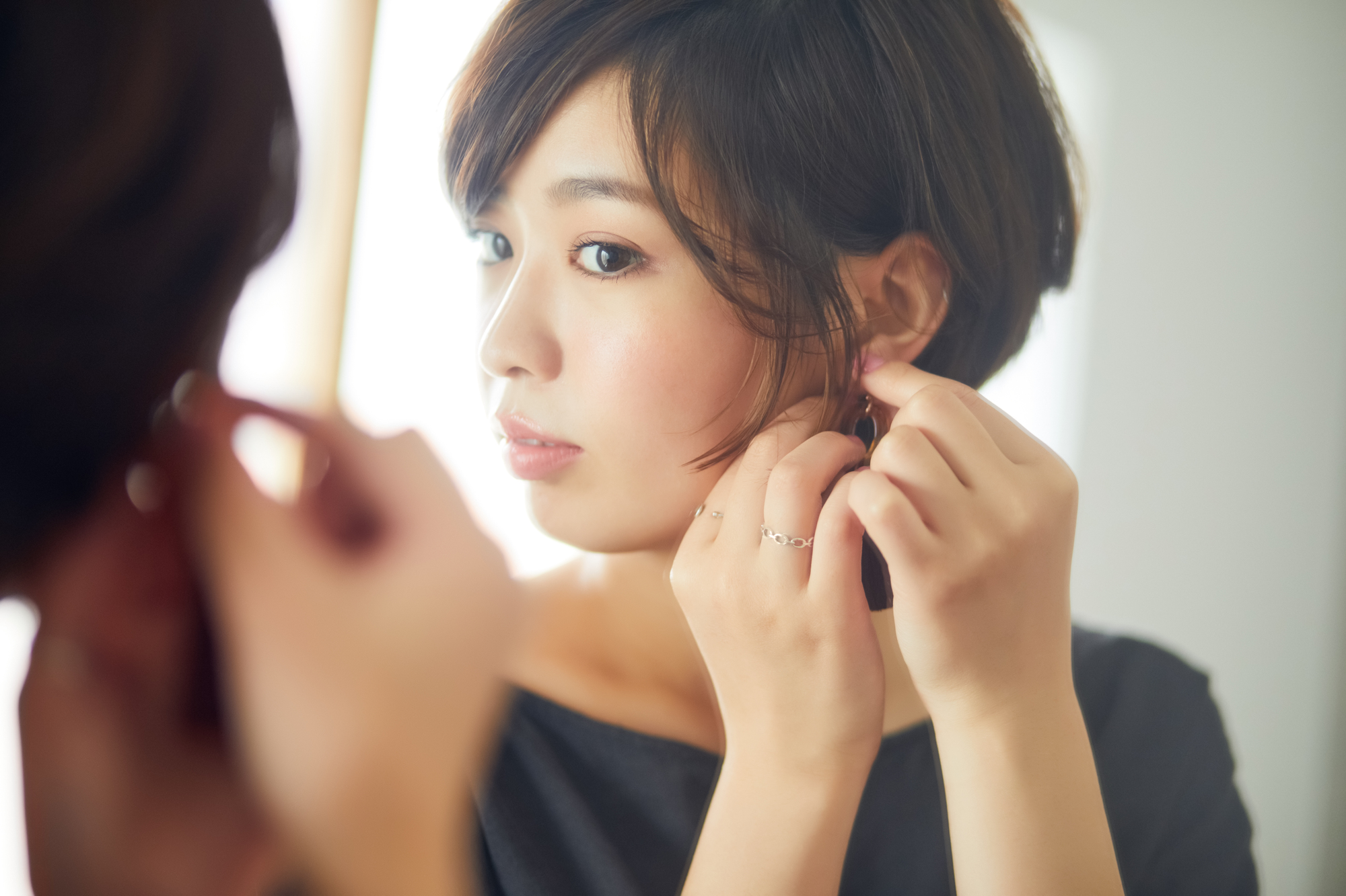 葬儀でピアスは着けてもよい？おすすめのピアスの種類まで紹介！｜葬儀 