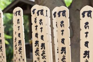 卒塔婆を立てる意味とは？立てる時期や方法まで分かりやすく解説