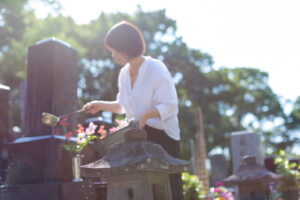 コロナ禍のお墓参り事情は？参加者が激減！お墓の管理方法を見直す人も増加
