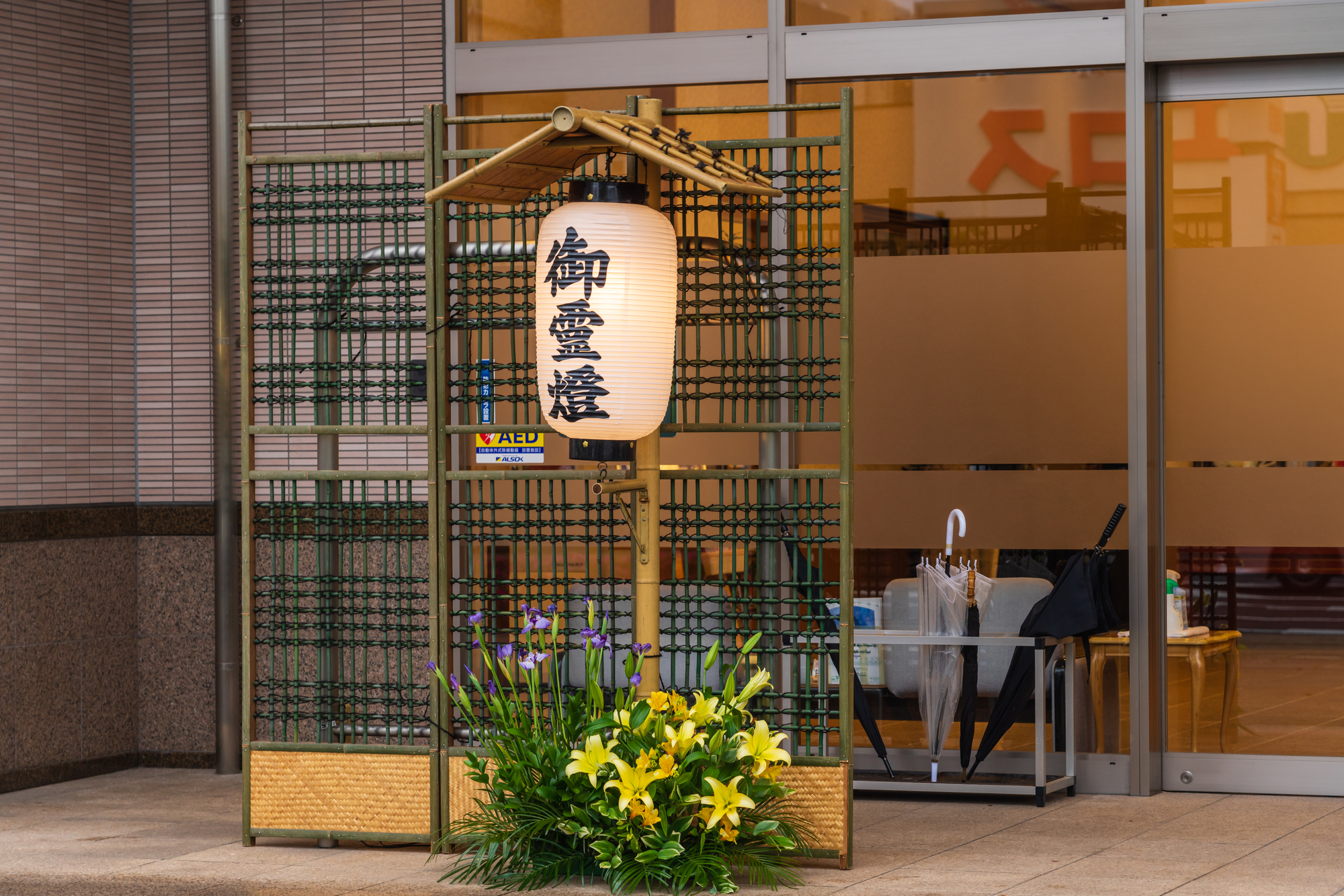 葬儀で提灯は何のために使うの？お盆で使用する提灯との違い｜葬儀