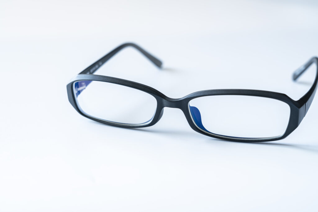 葬儀で着用する眼鏡の正しい選び方とは？葬儀マナーを詳しく解説